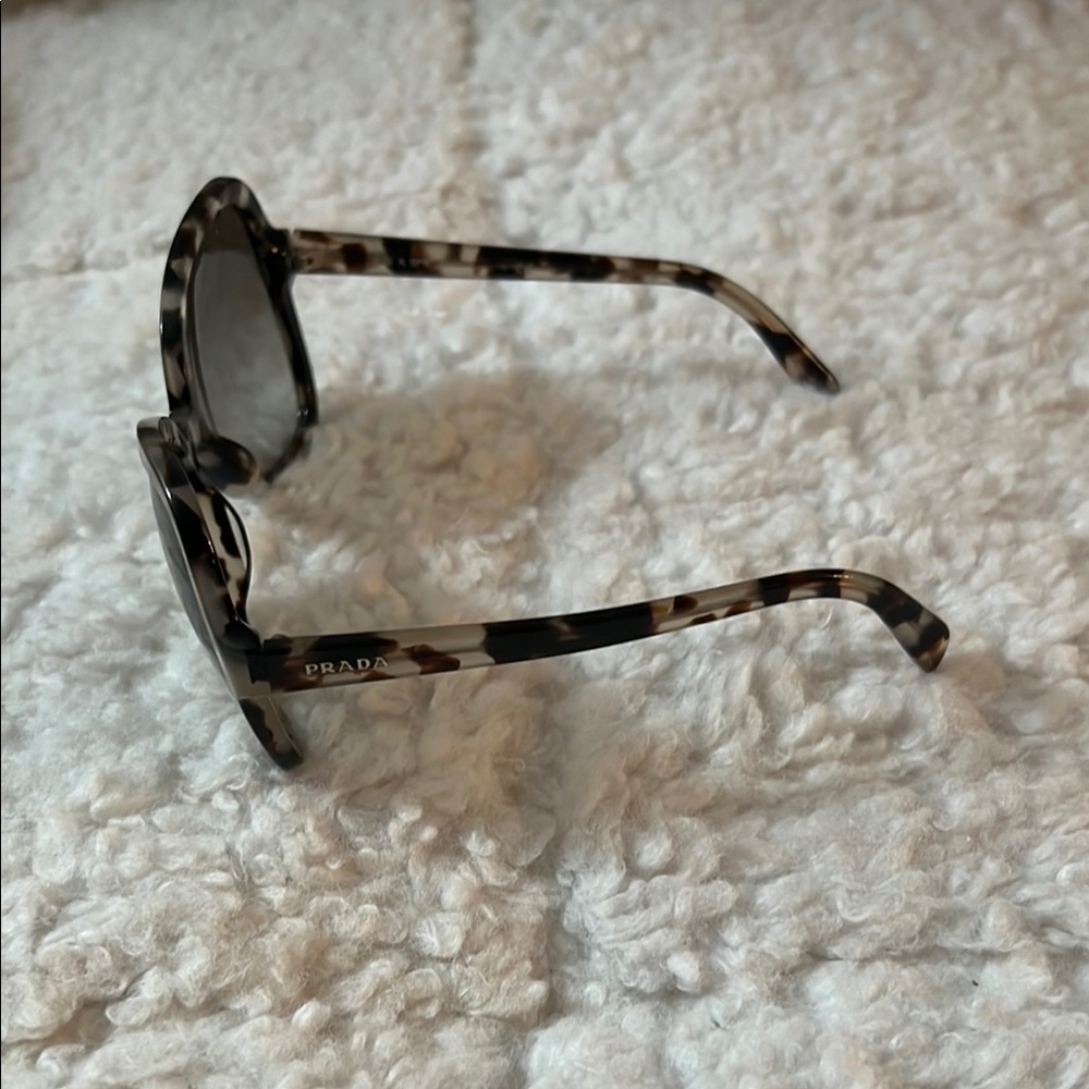Authentic Prada Brown Tortoiseshell Cat-Eye Sunglasses
Luxury designer glasses - Picture 4 of 10